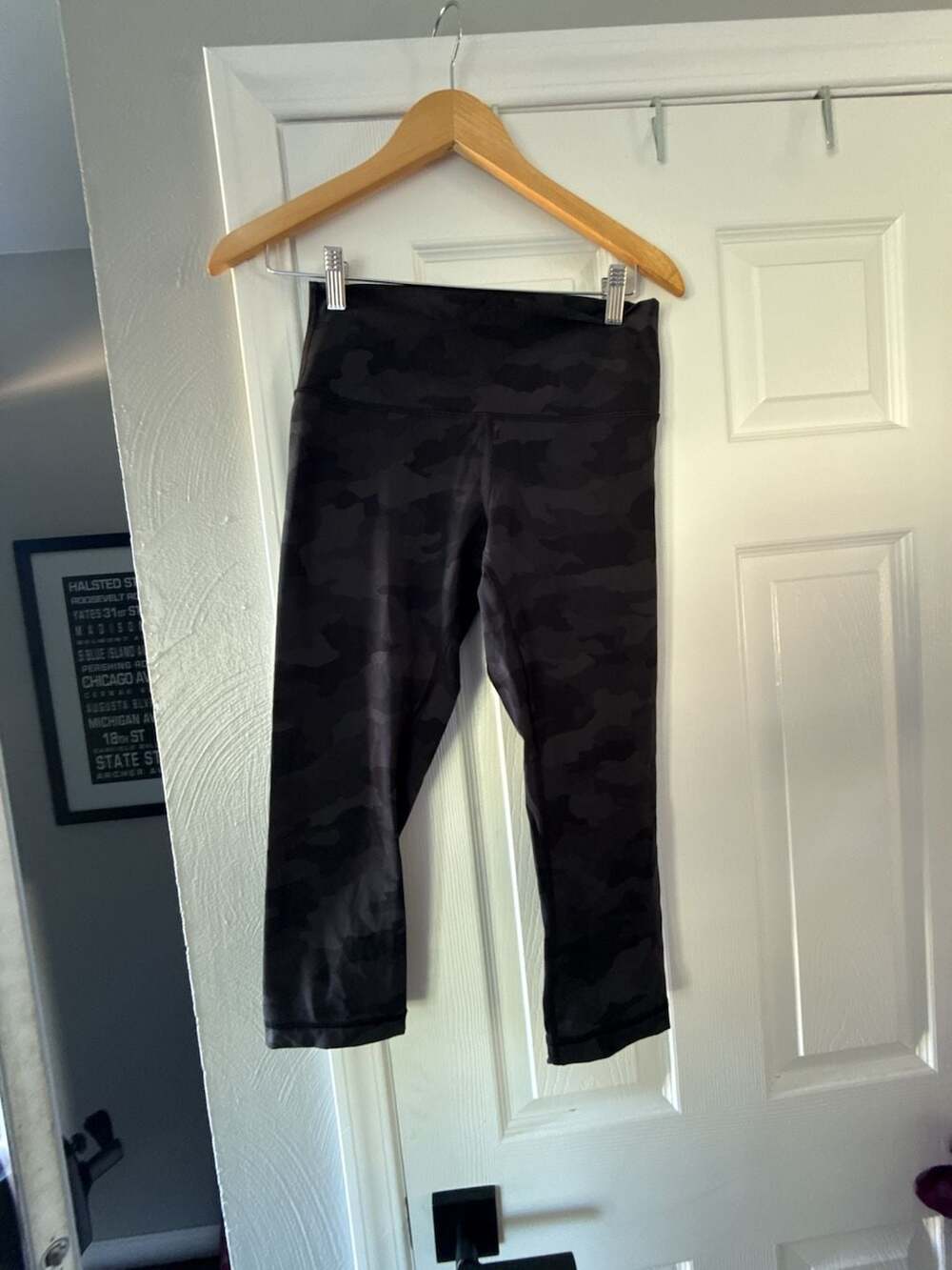 Lululemon Align High-Rise Crop 21 Size 8 Black Camo Leggings